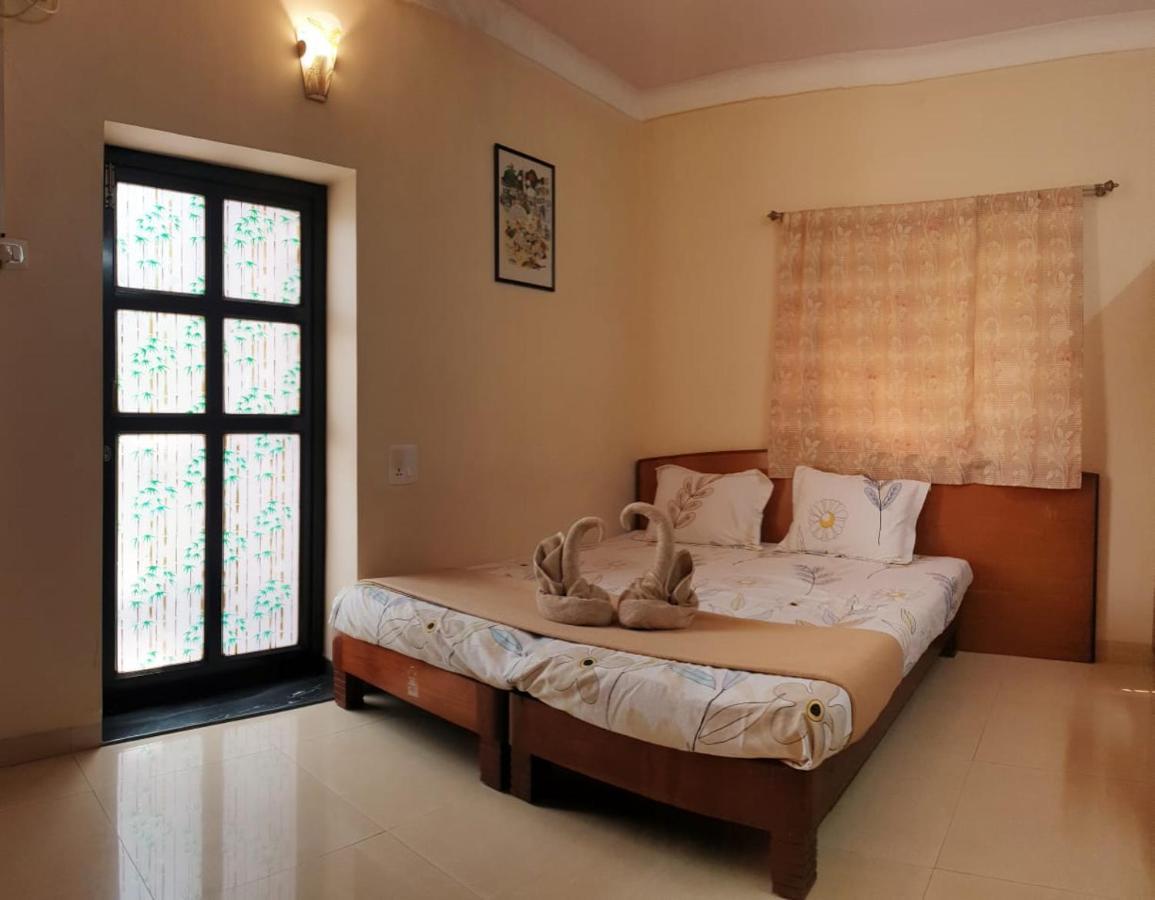 Mama Mids Home Morjim Buitenkant foto