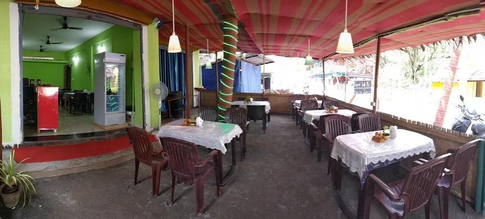 Mama Mids Home Morjim Buitenkant foto